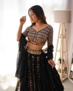 Ensemble de mariée Premium Foux Gorgette Choli Lehenga finement brodé avec accents de toile et dentelle ornée de Dupatta - Product Image 5