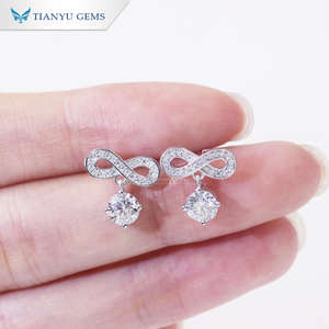 Boucles d'oreilles clous en moissanite ronde à quatre griffes, plaquées argent et or, classiques et élégantes, de Tianyu Gems. - Product Image 4