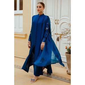 Ensemble chemise et dupatta élégant en satin pour femme Inara avec col mandarin et manches longues, respectueux de l'environnement - Product Image 4
