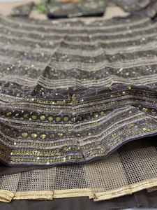 Collection de Lehenga Sabyasachi la plus tendance et la plus belle avec de magnifiques broderies, de l'embroidery zari et de superbes sequins. - Product Image 6