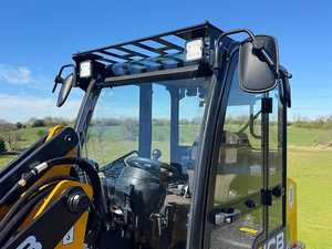 Chargeuse sur pneus JCB 403 Plus haute puissance, capacité de 2 tonnes, chargeuse à direction latérale avant avec cabine climatisée - Product Image 6