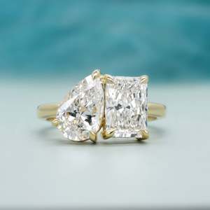 Anillo de Diamante Cultivado en Laboratorio en Oro Amarillo Radiante, Forma de Pera, Toi Et Moi, Certificado IGI - Product Image 1
