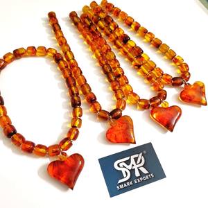 Collier élégant en résine de couleur ambre avec breloque coeur bijoux en perles faits à la main pour les femmes cadeau idéal pour les anniversaires et les anniversaires - Product Image 3