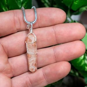 Fournisseur en gros HARI OM CREATIONS Collier avec pendentif en pierre de soleil naturelle Pendentif en laiton plaqué rhodium Bijoux pour femmes - Product Image 3