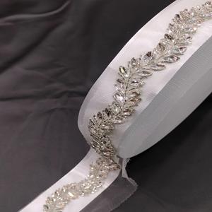 ผ้าลูกไม้ขอบตาข่ายปักลายดอกไม้ทำด้วยมือประดับคริสตัลด้วยลูกปัดดีไซน์หรูหราลายดอกไม้ - Product Image 4