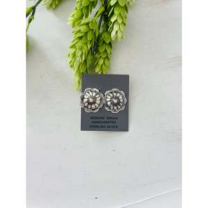 Pendientes de Plata de Ley con Concha Rosa Navajo, Diseño de Concho con Engaste de Bisel, Patrón Floral, Oro Blanco, Oro Rosa, Concha Principal - Product Image 1