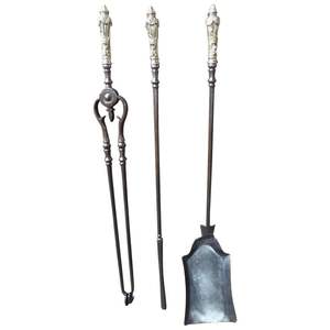 Ensemble d'outils de feu durables en fer forgé avec support, pelle à poker et brosse, idéal pour les cheminées intérieures ou les poêles à bois - Product Image 4