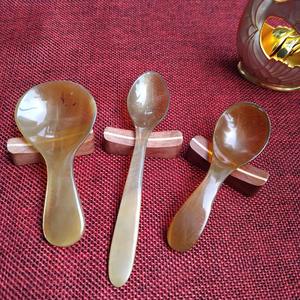 Cuillère en corne de buffle naturelle, fabriquée à la main et polie, parfaite pour servir des épices, des condiments ou pour une utilisation décorative sur la table, de haute qualité - Product Image 3