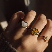 Bague en émail avec trois cœurs rouges et bande plaquée or 18 carats pour femme, bijou de doigt décontracté pour tous les jours