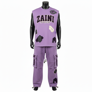 Conjunto de pantalón cargo sin mangas para hombre, de felpa de algodón premium de 320 g/m², color lavanda púrpura, con bordado de chenilla y logotipo personalizado, conjunto de 2 piezas para hombre. - Product Image 1