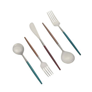 Ensemble de couverts en acier inoxydable poli argenté Ensemble de couverts Ustensile de cuisine comme cuillère, fourchette et couteau Livré avec une tendance élevée - Product Image 1