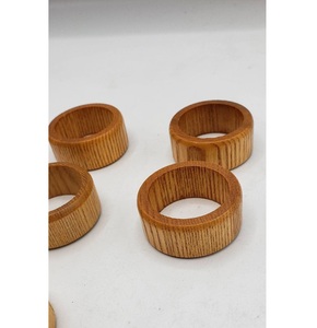 Vente en gros Anneau de serviette en bois de hêtre brun Conception de boucle simple pour les fêtes - Product Image 4