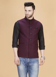 Gilet de costume pour homme en bordeaux, best-seller, pour les mariages, les fonctions traditionnelles, les fêtes et les événements du soir, disponible à la vente - Product Image 2