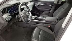 2022 E-tron SUV Premium Automatique/Intégral Intérieur Clair/Foncé Moteur Turbo Sièges en Cuir Régulateur de Vitesse Adaptatif (ACC) Jantes R17/R20 Très Bon État - Product Image 6