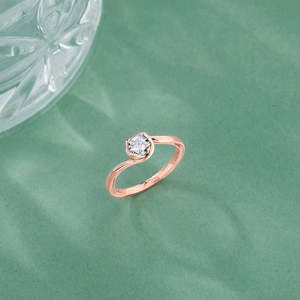 แหวนเพชรโรสโกลด์ประดับเพชรแบบสตั๊ดเดิ้ลสเวิร์ล - Product Image 1