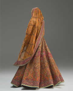 Ropa de Novia Paquistaní Moderna y Lujosa con Elegante Bordado a Mano, Encaje y Piedras Brillantes para un Estilo de Boda Tradicional Atemporal - Product Image 5