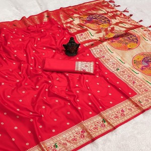 ผ้าไหมบาแนรัสแท้ VASTRA COTTAGE พร้อมลายปักด้วยด้ายซารีทั่วผืน ดีไซน์หรูหราด้วยพัลลูที่สวยงาม และเสื้อทอผ้าไหมแบบตัดสี - Product Image 4