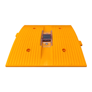 Reductor de Velocidad con Luz Intermitente 50 x 50 x 4.5 cm, Bump de Goma Reciclada para Exteriores, para Seguridad Vial - Product Image 5