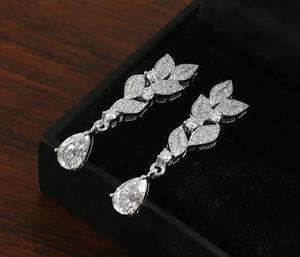 Forma de pera blanca y forma de Marqués Hermoso pendiente Moissanite Pendiente Collar personalizado y otras joyas de diamantes - Product Image 1