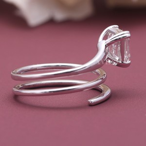 Bague moderne de luxe Avina Jewels en argent sterling 925 plaqué rhodium avec diamant taille émeraude cultivé en laboratoire certifié IGI et motif en spirale - Product Image 5