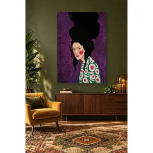 Impresión en lienzo de Fida: Mujer con blusa floral verde sobre fondo morado - Product Image 2