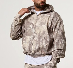 Ensemble survêtement streetwear personnalisé avec broderie de patchs, sweat à capuche et pantalon de survêtement camouflage pour homme - Product Image 3