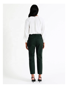 Pantalon en satin de coton biologique vert forêt Avec une coupe ajustée et une taille moyenne, ce pantalon a un design sophistiqué Zip Fly Closer - Product Image 2