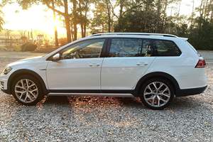 Volkswagen Golf Alltrack S E L 2018 Usado, 1 Dueño, Turbo de 4 Cilindros, Tracción en las Cuatro Ruedas, Interior Marrón Marrakesh, Sin Modificar - Product Image 2