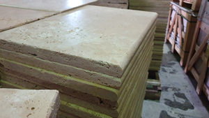 2025 Classique Beige Ivoire Lumière Travertin Carreaux Nature Pierre dégringolée Piscine Coping Bullnose Pavés Villa Résidence De Luxe Hôtel - Product Image 6