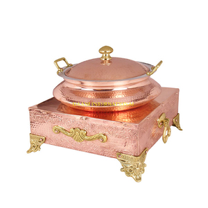 Plato de frotamiento de cobre hecho a mano con base rectangular y detalles dorados Calentador de buffet Premium para bodas y catering - Product Image 1