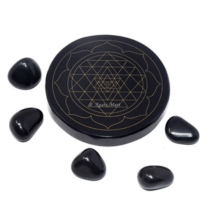 2024 artisanat en pierre semi-précieuse Yantra gravé sous-verre sur agate noire sculpté support de café de Style amour pour la décoration intérieure grossiste - Product Image 2