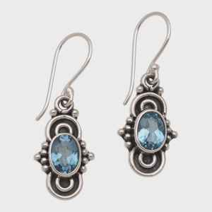 Boucles d'oreilles élégantes et mignonnes en argent sterling plaqué or avec topaze bleu ciel, design bohème, bijoux pierre de naissance de décembre pour femme - Product Image 2