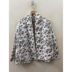 Veste en velours côtelé crème brodée à la main avec des motifs floraux bordeaux et vert forêt, collection Jardin des fleurs sauvages pour le printemps - Product Image 2
