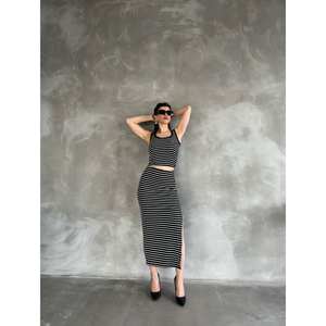 Jupe mi-longue rayée avec taille élastique et fente décorative - Product Image 2