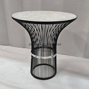 Table à manger ronde italienne de luxe en marbre Plateau élégant en marbre avec pieds modernes en fil métallique pour des salles à manger sophistiquées - Product Image 2