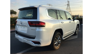 รถยนต์แลนด์ครุยเซอร์ VXR (LC300) ปี 2022 มือสองจาก GCC ขับเคลื่อนสี่ล้อ เบาะหนัง ระบบควบคุมความเร็วอัตโนมัติ มาตรฐานไอเสียยูโร 6 พวงมาลัยซ้าย - Product Image 4