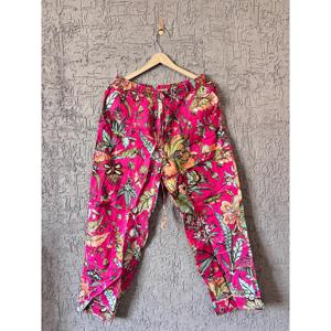 Ensemble de pyjama en coton rose à motifs floraux, pour l'été, demoiselle d'honneur/tenue d'intérieur, avec logo personnalisé, fermeture à boutons, taille XS, doux, imprimé à la main style jungle - Product Image 3