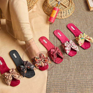 Vente en gros de tongs antidérapantes sur mesure avec semelle extérieure en cuir véritable et dessus en velours - Nouveauté produit phare - Product Image 5