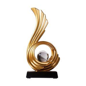 Premio abstracto de oro contemporáneo con un diseño de remolino curvo y un símbolo único de movimiento, a precios al por mayor.127 - Product Image 1