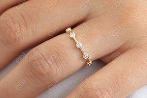 Bague de mariage en diamant de laboratoire certifié IGI plaqué or jaune 14K taille ronde faite à la main pavé de distance pour femme - Product Image 4