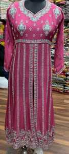 Costumes indiens de créateur modernes non cousus brodés à la main pour femmes pour les fêtes de style traditionnel - Product Image 3