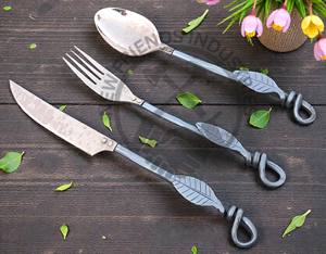 Ensemble de couverts médiévaux en acier et cuivre forgé à la main, très vendu, 3 pièces, ensemble de couverts pour le camping, salle à manger, ensemble de couverts avec manche en feuille, ensemble de fête - Product Image 4