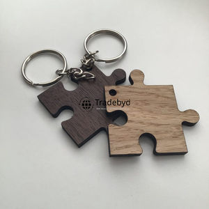 Tradebyd Premium Porte-clés en bois Cadeau léger et durable pour hommes et femmes - Product Image 3