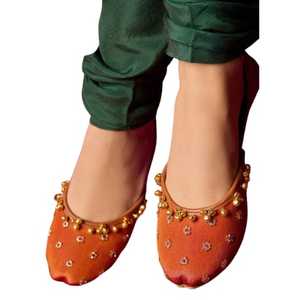 รองเท้าคุสซ่าสีดำปักลายทองแบบดั้งเดิมของปากีสถาน คุณภาพพรีเมียม สำหรับผู้หญิง โดย AA IMPEX - Product Image 1