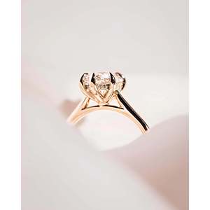 Bague de fiançailles avec halo caché en diamant cultivé en laboratoire hexagonal, 2,49 carats, certifiée IGI, or, pour femmes, par AURALUXURIA - Product Image 5