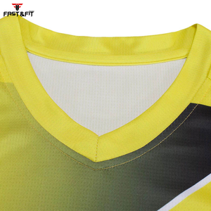 Uniformes de fútbol de poliéster 100% hechos a medida, nuevo diseño con sublimación a la venta - Product Image 4