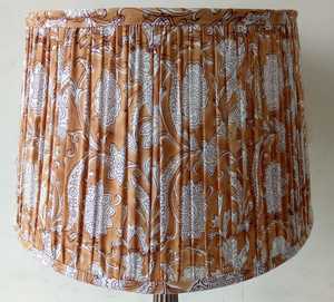 Abat-jour plissé en fausse soie verte fait à la main avec impression de blocs Ikat pour lampes de table ou de sol - Product Image 4