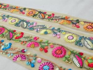 Lacets de travail brodés sur mesure avec options multicolores en broderie de paillettes en largeur de 1.5 pouces - Product Image 4