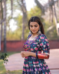 ชุดกาวน์ยาวและชุดเสื้อผ้าสำหรับผู้หญิงชุดกาวน์เย็บครบชุดสีกรมท่าชุดงานแต่งสำหรับผู้หญิง - Product Image 3