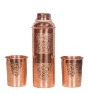 Suministro directo de fábrica de botella de cobre de grabado de diseñador 1 L, experimente la elegancia con nuestra botella de cobre de grabado de diseñador - Product Image 1